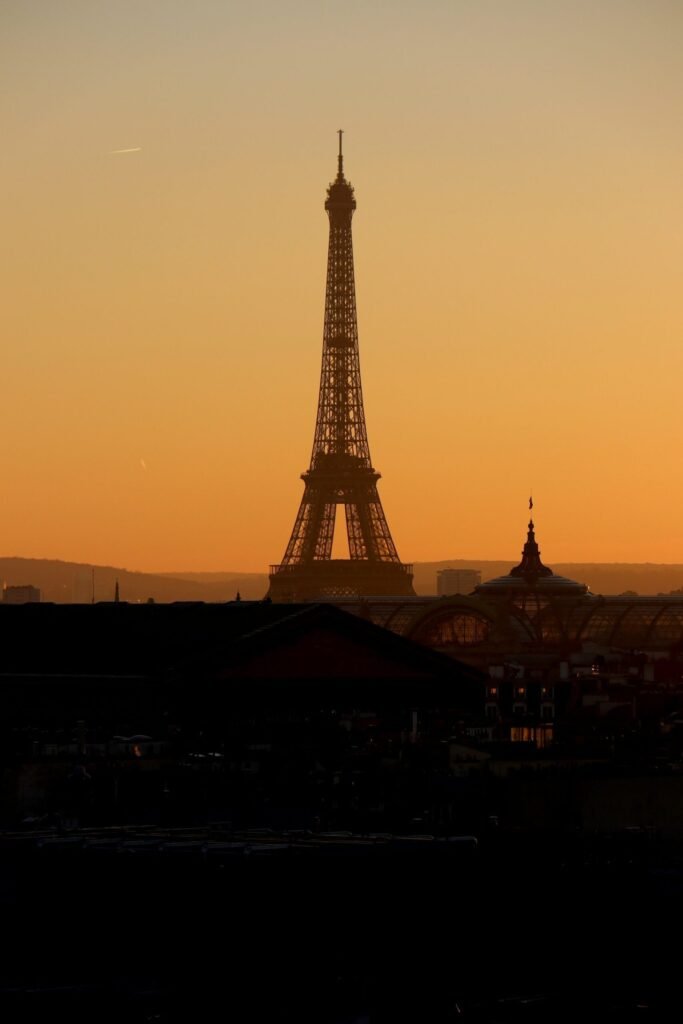 Menara Eiffel di Paris saat senja
